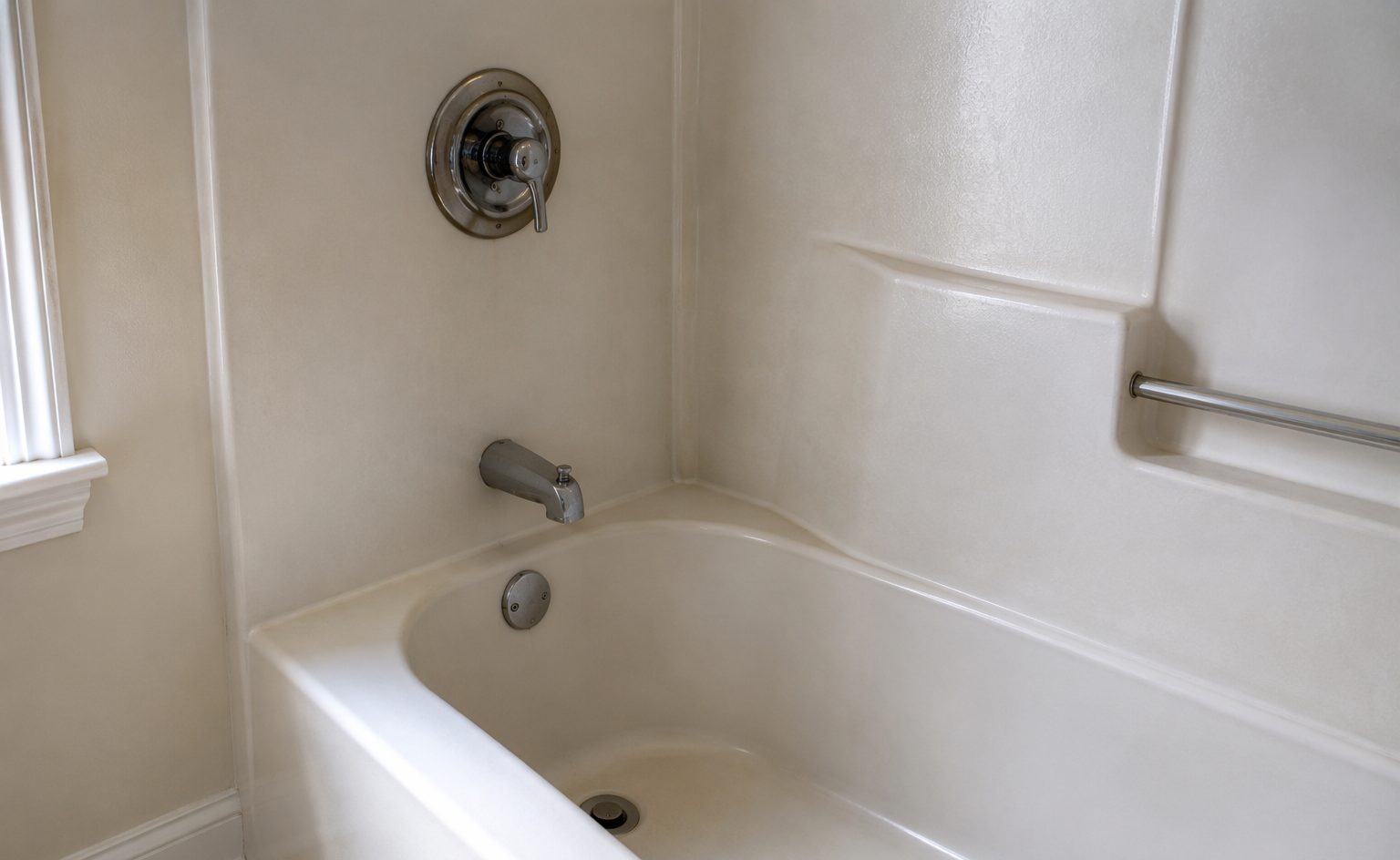 Can Fiberglass Bathtubs Be Refinished?