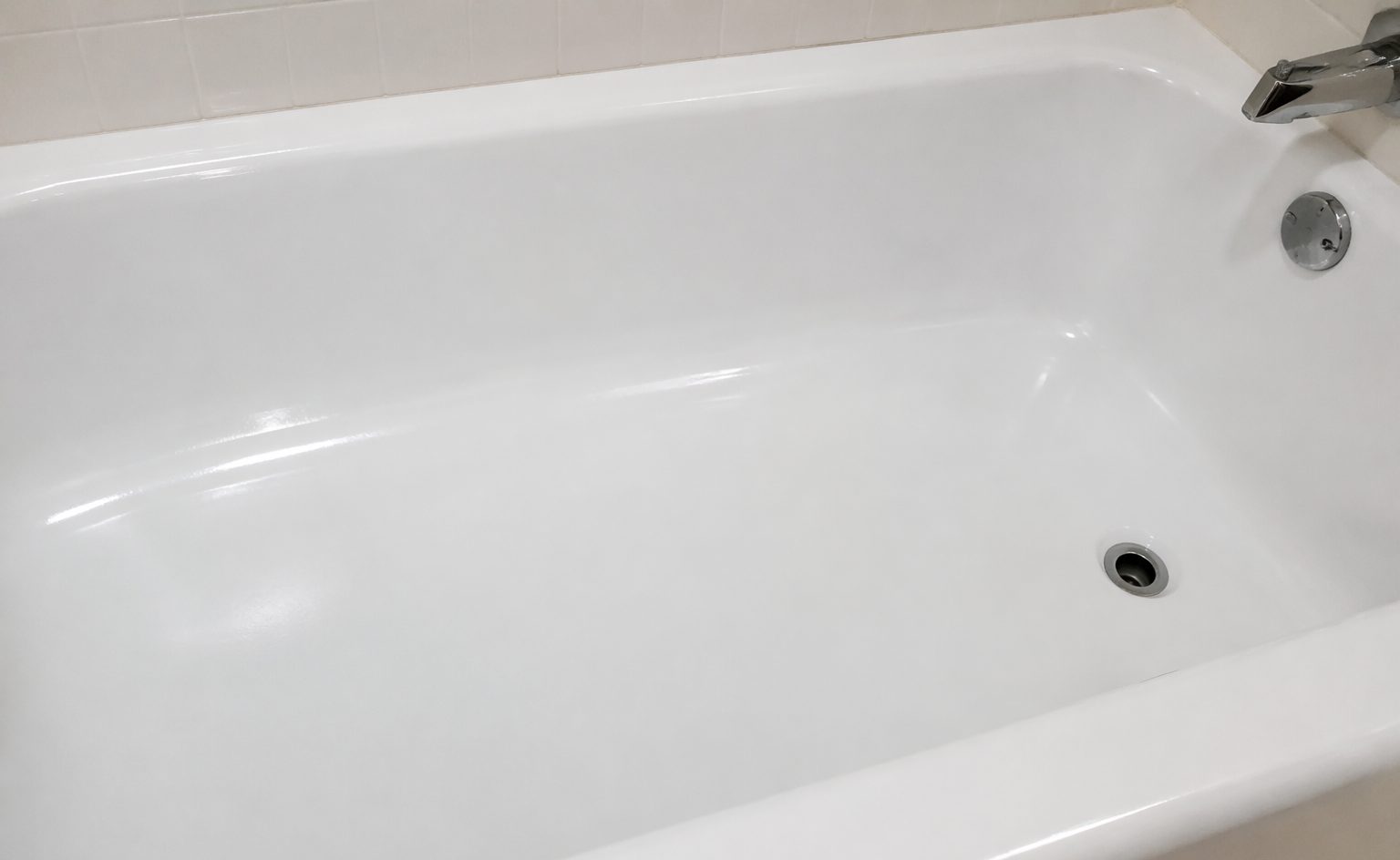 Can You Reglaze Your Own Bathtub? DIY Kits vs Professional Reglazing